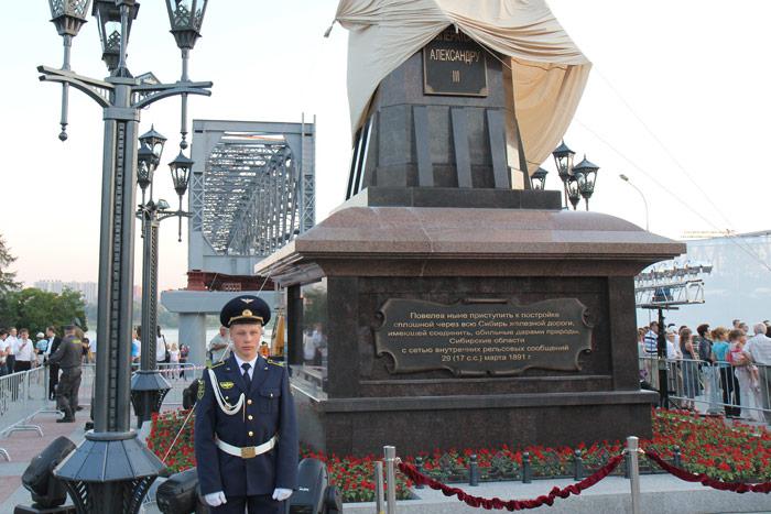 Novosibirsk में अलेक्जेंडर III के लिए स्मारक